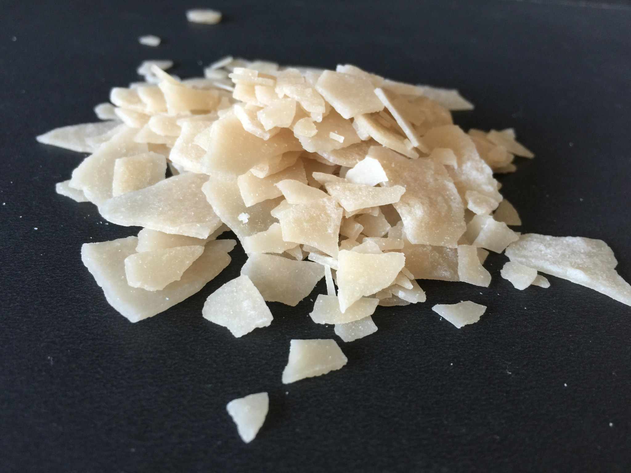 片状黄色氯化镁_gaitubao_com_.jpg